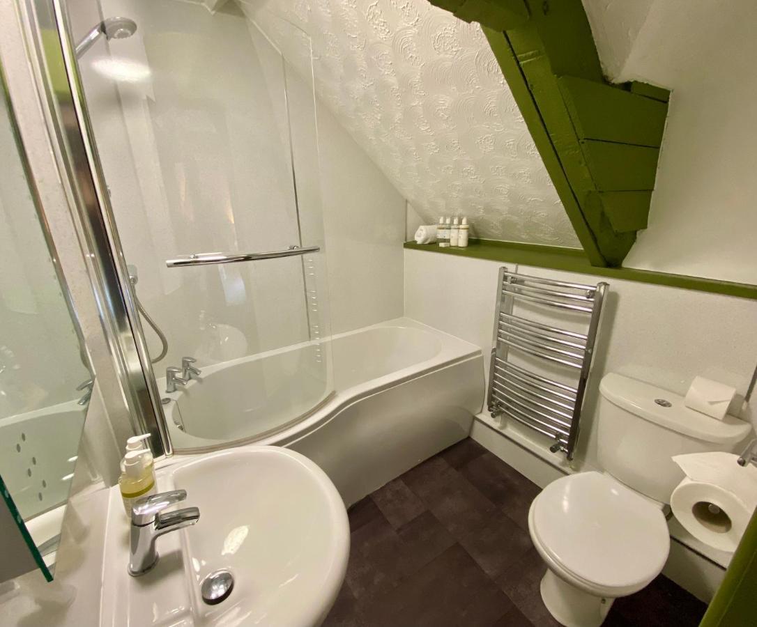 Отель The Lion At West Pennard Экстерьер фото A bathroom in the UK