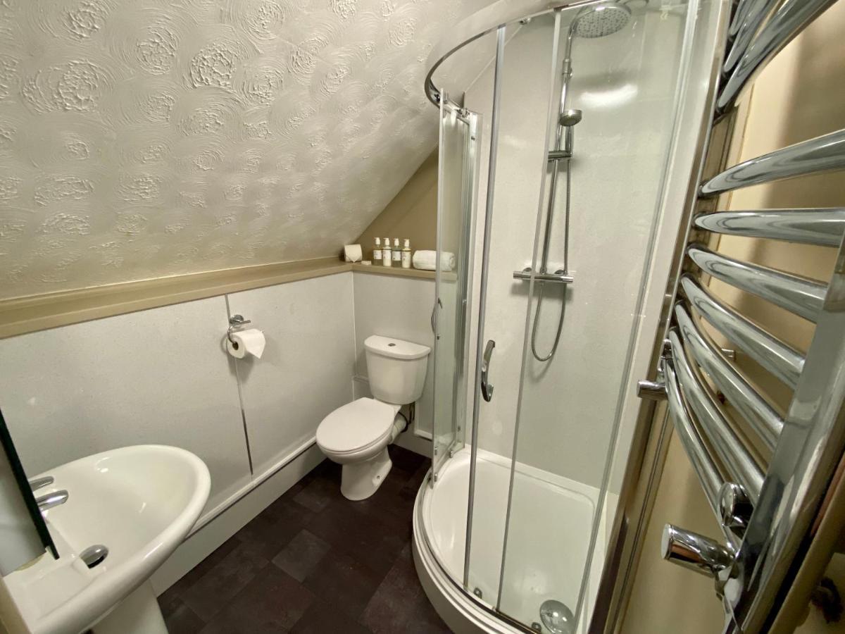 Отель The Lion At West Pennard Экстерьер фото A shower cubicle