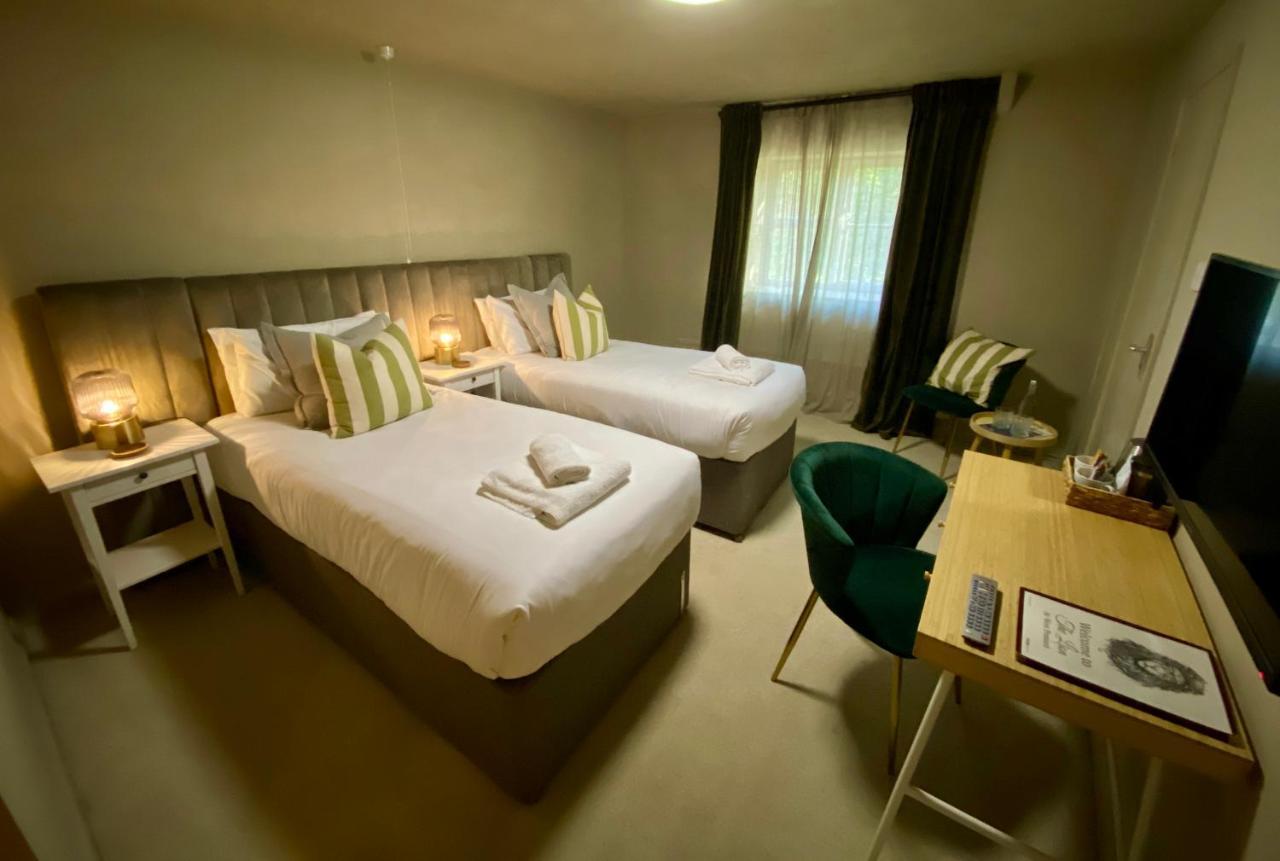 Отель The Lion At West Pennard Экстерьер фото A room at the hotel