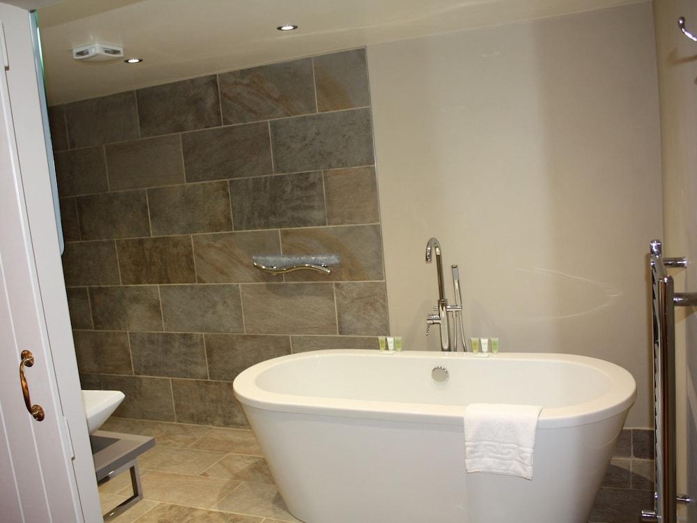 Отель The Lion At West Pennard Экстерьер фото A freestanding bathtub