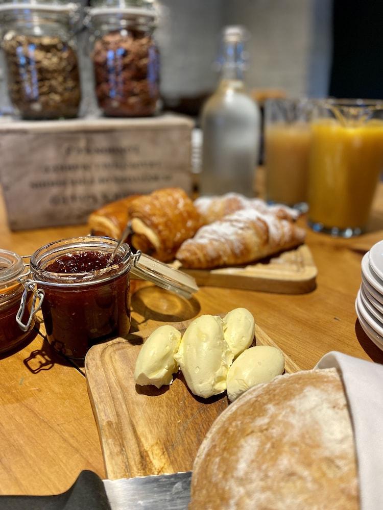 Отель The Lion At West Pennard Экстерьер фото Croissants and butter at a breakfast buffet