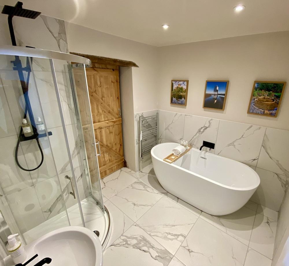 Отель The Lion At West Pennard Экстерьер фото Bathroom with shower enclosure and freestanding bath