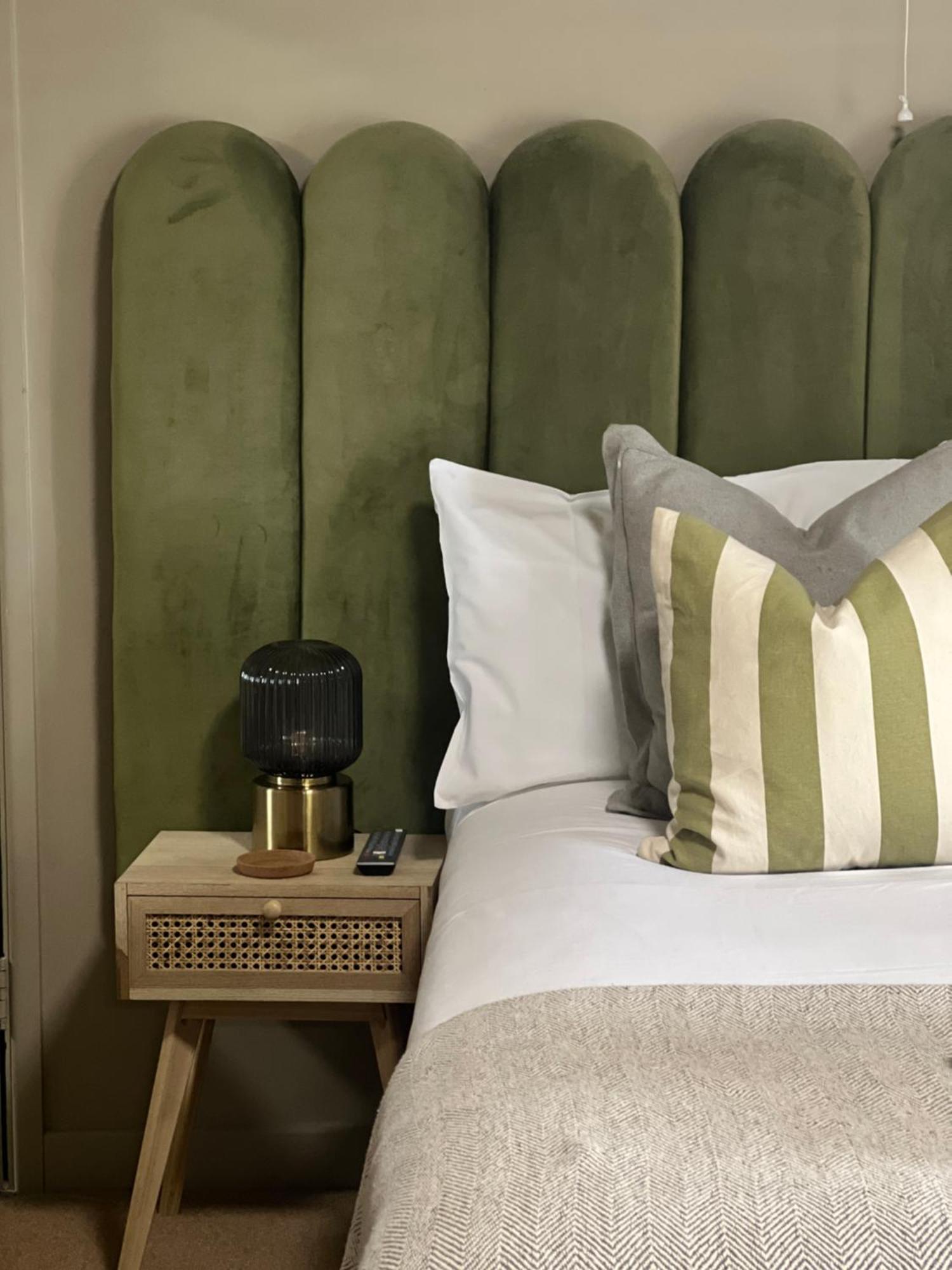 Отель The Lion At West Pennard Экстерьер фото A bed with a green velvet headboard