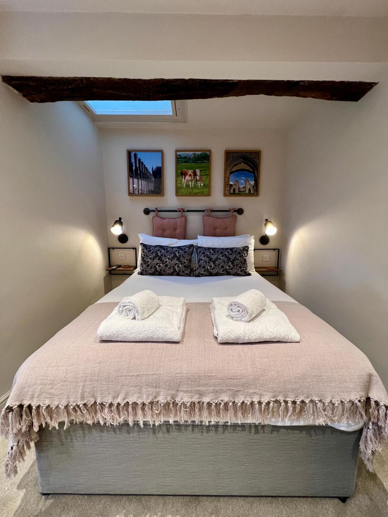 Отель The Lion At West Pennard Экстерьер фото A bedroom at the hotel