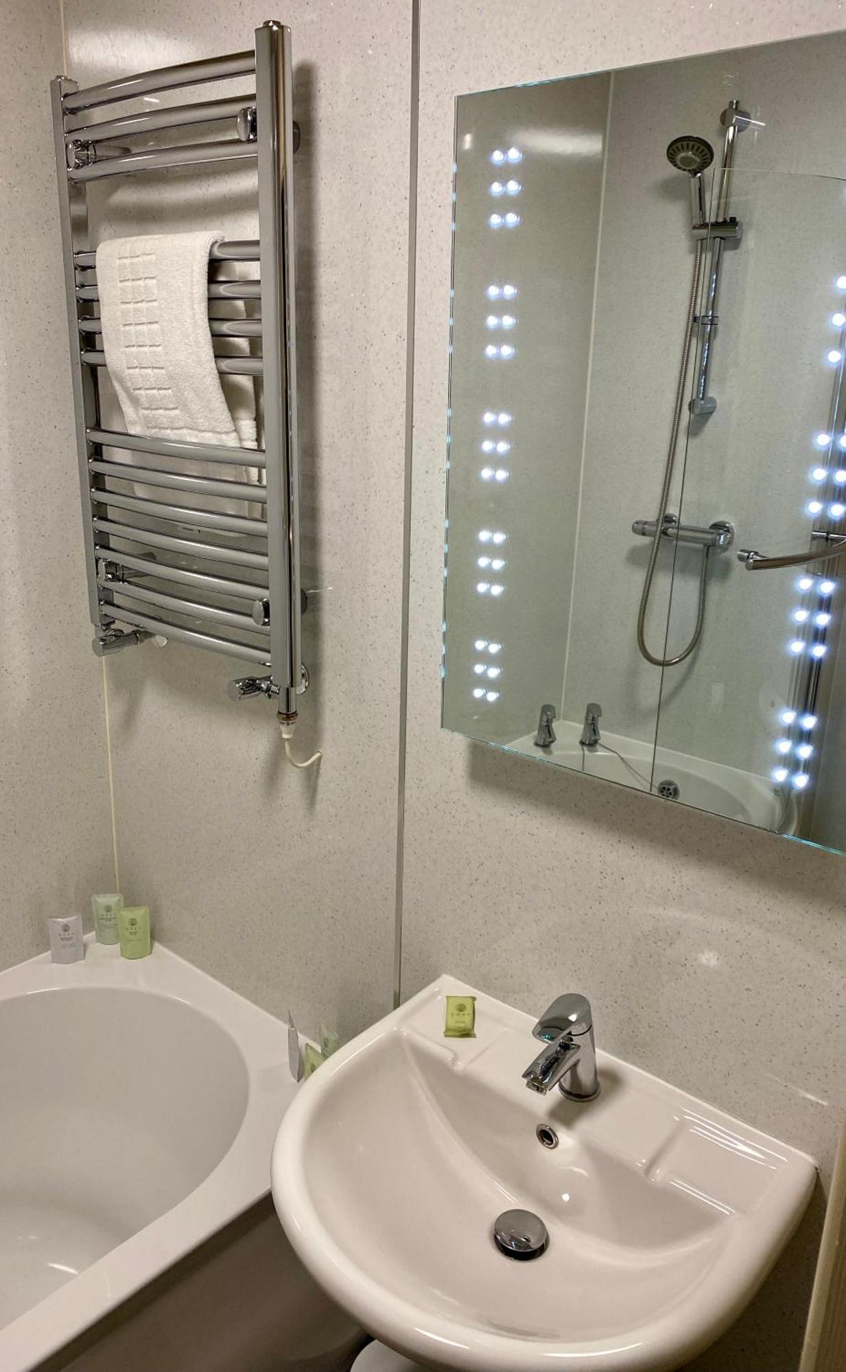 Отель The Lion At West Pennard Номер фото A heated towel rail