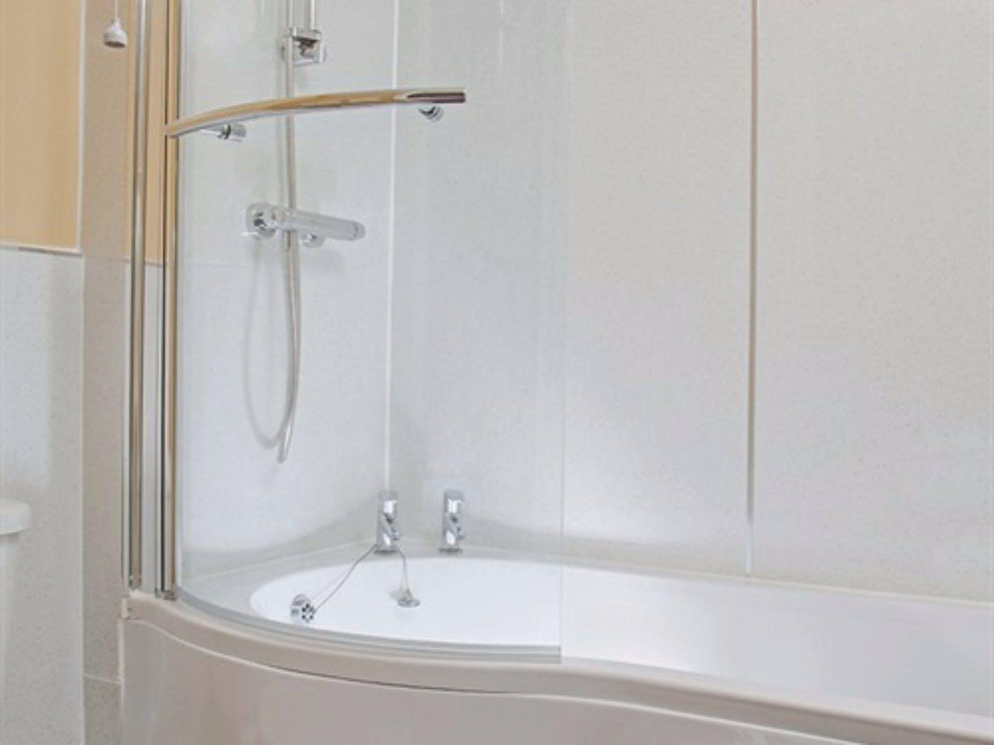 Отель The Lion At West Pennard Экстерьер фото A shower bath