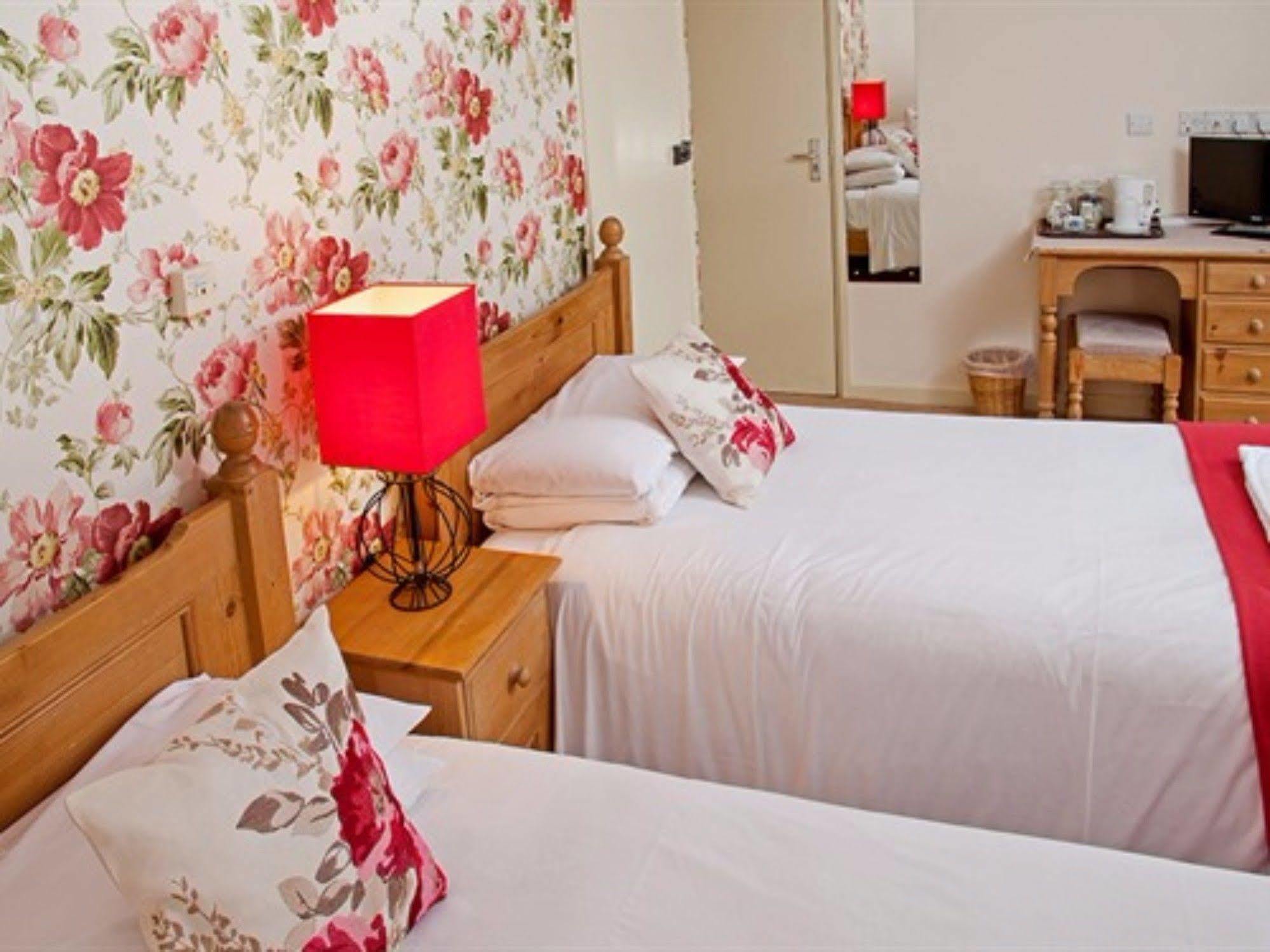 Отель The Lion At West Pennard Экстерьер фото A room at the hotel