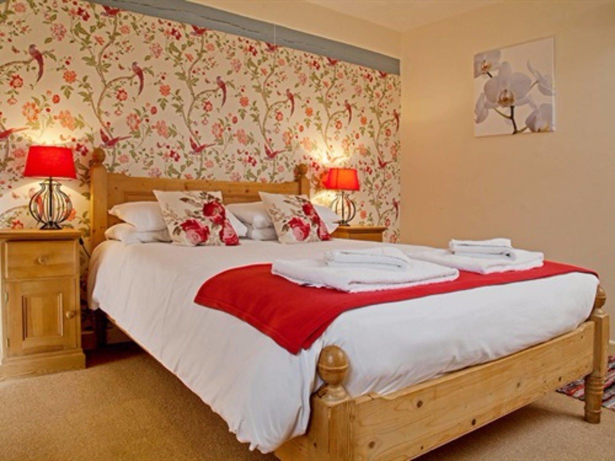 Отель The Lion At West Pennard Экстерьер фото A bedroom at the Old Mill